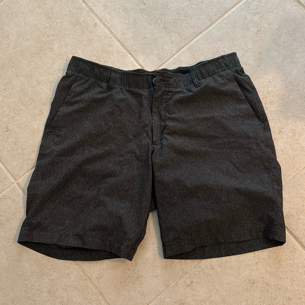 Under Armour dark grey men’s golf shorts 40